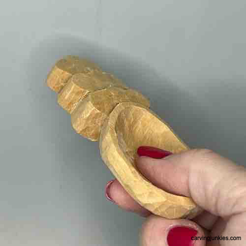 Using fingers to judge the thickness of a coffee scoop