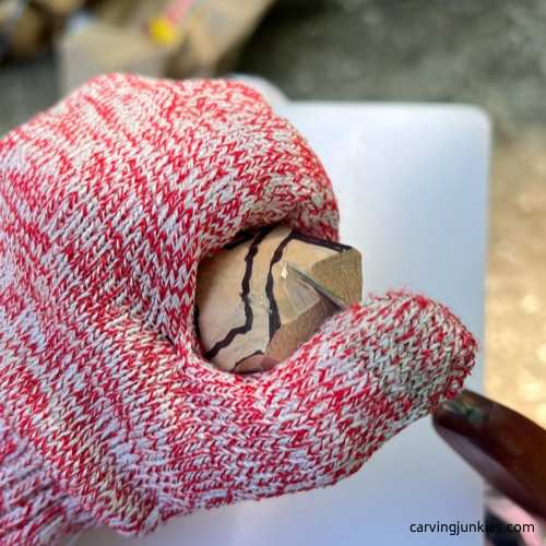 Making a stop cut on easy wood whittling