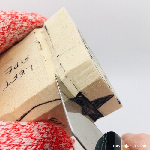 Separating head on fish carving