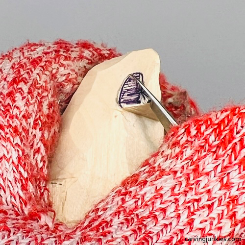 Shaping hat curl on gnome carving