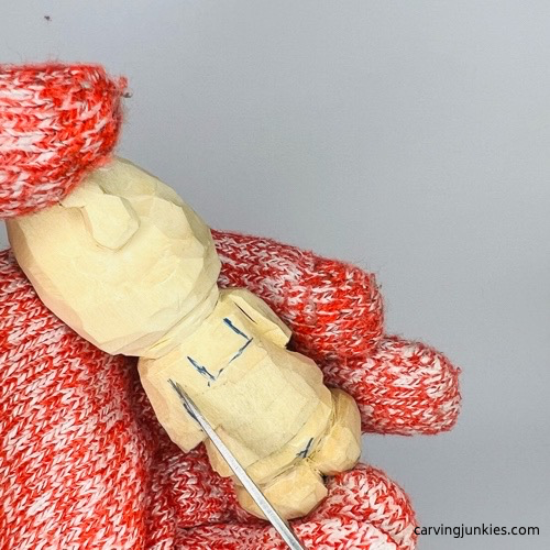 Separating back of arms on nisse carving