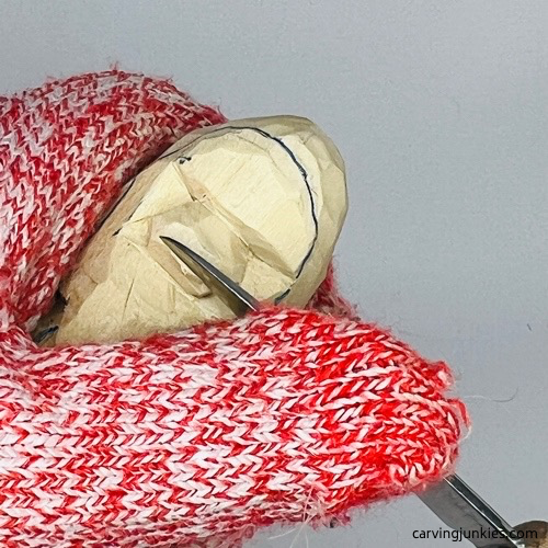 Shaping nose on nisse carving