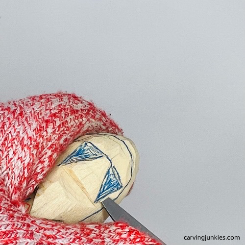 Pyramid cut on nisse carving