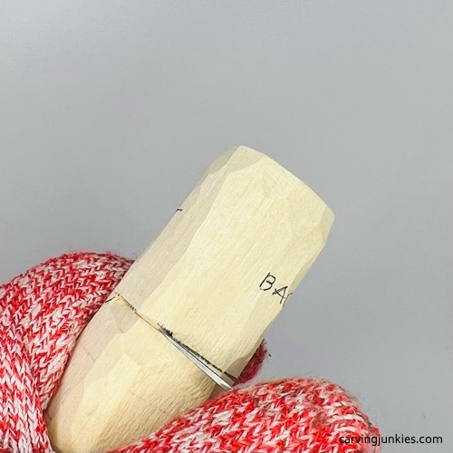 Separating head on nisse carving