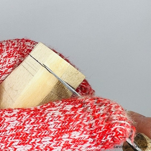 Making a stop cut on nisse carving