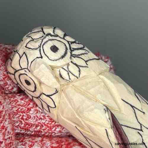 Create a beautiful owl sculpture from wood at home. Separating feathers on owl carving