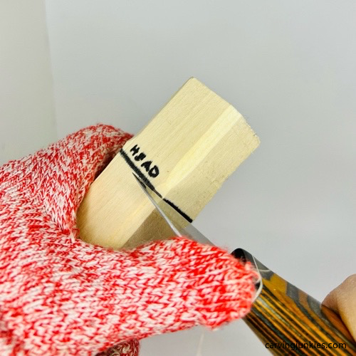 Separating head to carve a wooden knight