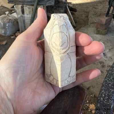 Bring a turkey to life with wood—click for the free tutorial! Sketched top of wood carved turkey